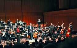 Spanische Atmosphäre pur vermittelte die Württembergische Philharmonie Reutlingen mit der Kastagnettenspielerin Belén Cabanes un