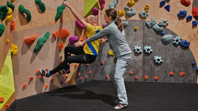 Malaika Reiband gibt einem Kursteilnehmer Hilfestellung.