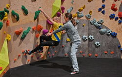 Malaika Reiband gibt einem Kursteilnehmer Hilfestellung.