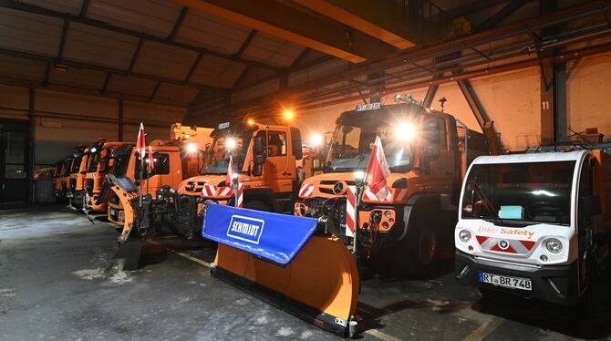 Vom Gelände der Technischen Betriebsdienste Reutlingen fahren passend zum Einsatzort viele kleine und große Fahrzeuge des Winter