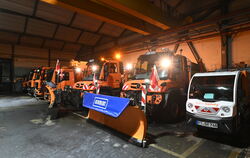 Vom Gelände der Technischen Betriebsdienste Reutlingen fahren passend zum Einsatzort viele kleine und große Fahrzeuge des Winter