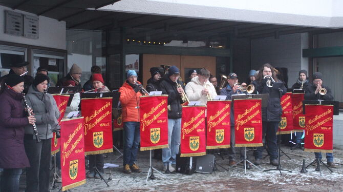 Beim ersten Neujahresblasen spielte die Kapelle des Musikvereins Pliezhausen auf dem Marktplatz vor dem Rathaus gegen den Frost