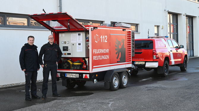 Reutlingens Feuerwehrkommandant Stefan Hermann (links) und Krisenplaner Mathias Hoba neben einem der mobilen Stromerzeuger, der