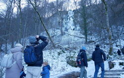 Der gefrorene Uracher Wasserfall lockt massenweise Menschen.