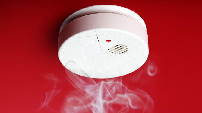 Bei den Prüfungen der Feuerwehr werden neben Rettungswegen auch Feuerlöscher und Rauchmelder unter die Luppe genommen.