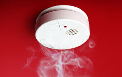 Bei den Prüfungen der Feuerwehr werden neben Rettungswegen auch Feuerlöscher und Rauchmelder unter die Luppe genommen.