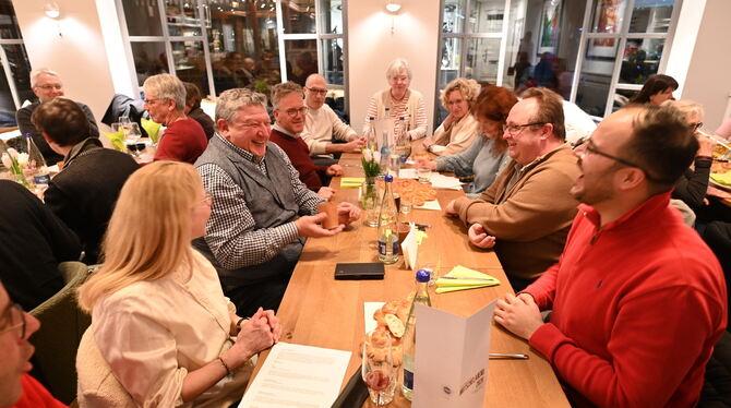 Fraktionen spielen keine Rolle beim Spielabend des Gemeinderates zum Mutscheltag. Es zählen nur die Würfel und der Spaß dabei. F