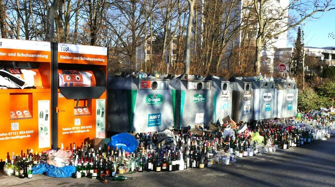 An den Containern an der Kreuzeiche gab es kaum eine Möglichkeit, Gläser und Altkleider zu entsorgen.