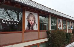 Früher gab es Kindermode und Fahrräder auf dem Reusch-Areal, seit Jahren stehen die flachen Gebäude aber leer.