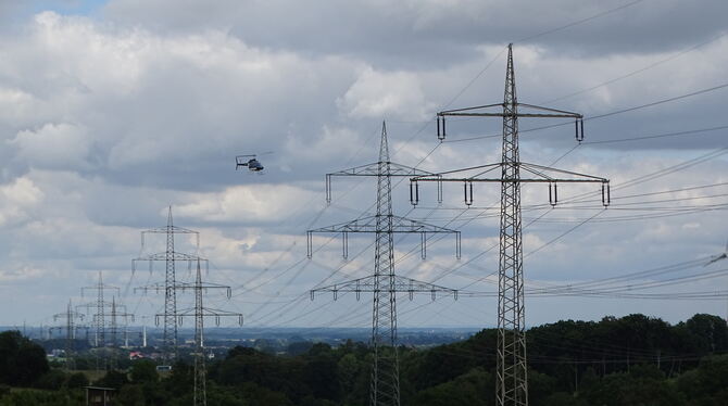 Vom Helikopter aus und mit Infrarot-Thermografie wird das Amprion-Leitungsnetz demnächst auf Schäden untersucht.  FOTO: AMPRION