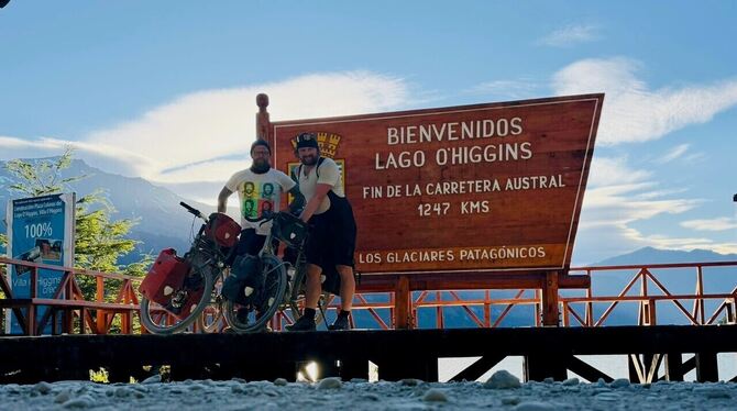 Erschöpft, dafür voller Stolz am  Zwischenziel »Carretera Austral«: Andreas Hauber (links) und  Dr. Simon Haug.  FOTO: PRIVAT