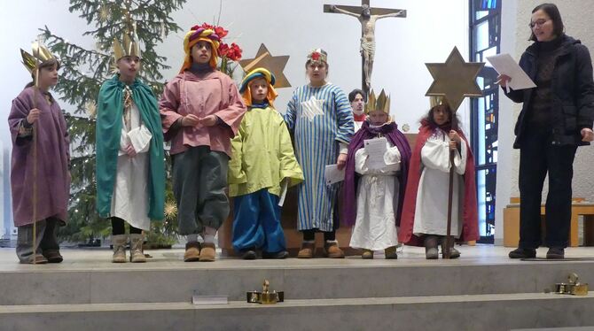 Sternsinger in der St. Bonifatiuskirche Metzingen mit Ingrid Hermann (rechts). FOTO: SANDER Sternsinger in der St. Bonifatiuskirche Metzingen mit Ingrid Hermann (rechts). FOTO: SANDER