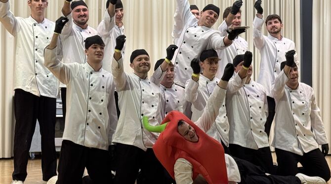 Die Männertanzgruppe rockte den Saal mit »Manna mit de Pfanna«. FOTO: RUOF