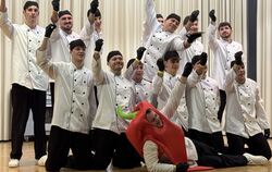 Die Männertanzgruppe rockte den Saal mit »Manna mit de Pfanna«. FOTO: RUOF