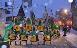 Die Gai-Hexen Binzwangen zeigen akrobatische Kunststücke.  FOTO: HÄUSSLER