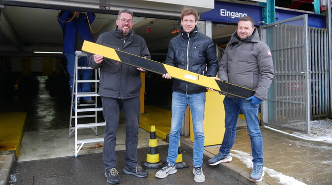 Die Zeit der Schranken ist jetzt auch im Uracher Parkhaus vorbei. Am Montag wurde sie abgeschraubt. Im Bild (von links) Niels Be