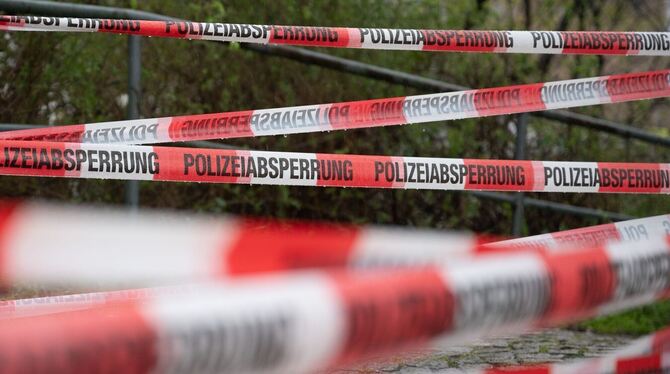 Katastrophe und Unglück,Notfälle,Kriegsfolgen,Absperrung,Polizeiabsperrung,Flatterband,Polizei,Polizeieinsatz Die Tat war brutal: Ein 21-Jähriger schlug und würgte seine damalige Freundin im Juni 2023 in deren Mössinger Wohnung so heftig,