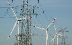 Strommasten stehen in Sichtweite von Windkraftanlagen. Die Gemeinde Pliezhausen bezieht auch ab 2027 Ökostrom.