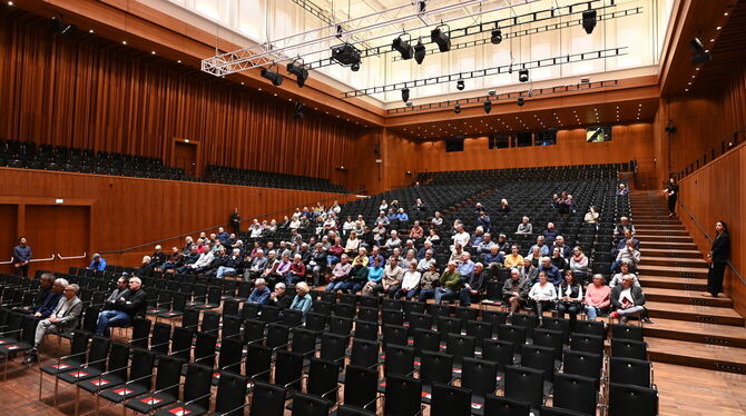 Exakt 176 Reutlinger kamen zur Bürgerversammlung zum Reutlinger Doppelhaushalt 2026/2027 - da blieben in der Stadthalle zahlreic