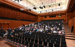 Exakt 176 Reutlinger kamen zur Bürgerversammlung zum Reutlinger Doppelhaushalt 2026/2027 - da blieben in der Stadthalle zahlreic