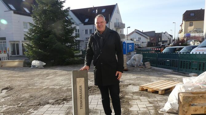 Aus dem neuen Trinkwasserbrunnen sprudelt zwar kein Geld und auch noch kein Wasser, aber er ist ein Hinweis auf die Sanierung de