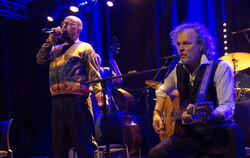 Sänger Sebastian Horn (links) und Gerd Baumann von Dreiviertelblut begeisterten im franz.K.