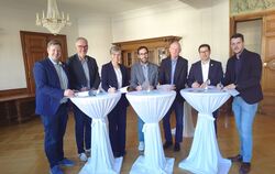 Die Bürgermeister Andreas Schmidt (von links), Reinhard Traub, Raphaela Gonser, Arzt Johannes Bader, Michael Maier, Daniel Eiffl