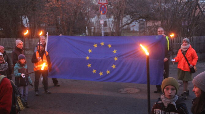 Die Fackelwanderung startete auf dem Platz vor dem Wankheimer Rathaus.