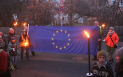 Die Fackelwanderung startete auf dem Platz vor dem Wankheimer Rathaus.