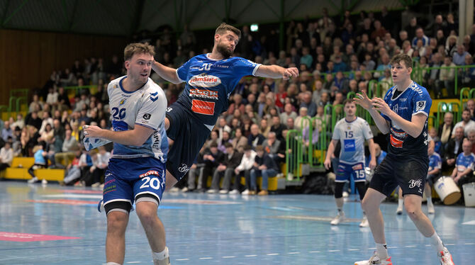 Der vier Mal erfolgreiche Lukas List (rechts) im Anflug, Kornwestheims Moritz-Lukas Lanig in der Zuschauerrolle. FOTO: BAUR