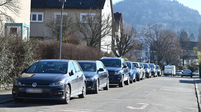 An den jeweiligen Rändern von bewirtschafteten Zonen wächst der Parkdruck (hier Mozartstraße).