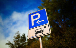 Ein Schild markiert einen Parkplatz für ein Elektroauto an einer öffentlichen Schnellladesäule.