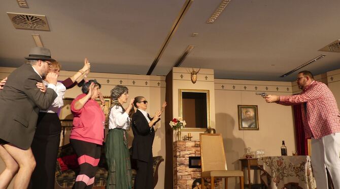 »Ferrari-Tony« alias Michael Flad (rechts) setzt zwar die Senioren-WG unter Druck mit der Schreckschusswaffe, weiß aber nicht, d