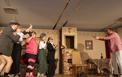 »Ferrari-Tony« alias Michael Flad (rechts) setzt zwar die Senioren-WG unter Druck mit der Schreckschusswaffe, weiß aber nicht, d