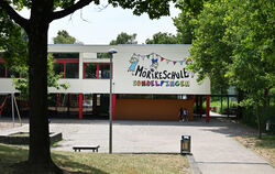 Die über 50 Jahre alten Fenster von Sondelfingens Mörikeschule wurden zwar mit Spezialfolie beklebt, eigentlich hätte man sich a