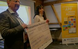 Eine Spende in Höhe von 500 Euro überreichte Rolf Hägele vom Gewerbeverein an Ulrike Müller für die Schulsozialarbeit an der Sch