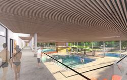 Blick von der Empore in die Freizeitbecken innen und außen mit Wasserattraktionen.