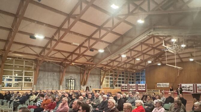 Rund hundert Bürgerinnen und Bürger bekundeten ihr Interesse an der Altstadtentwicklung Trochtelfingens.  FOTO: RUOF