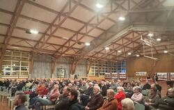 Rund hundert Bürgerinnen und Bürger bekundeten ihr Interesse an der Altstadtentwicklung Trochtelfingens.  FOTO: RUOF