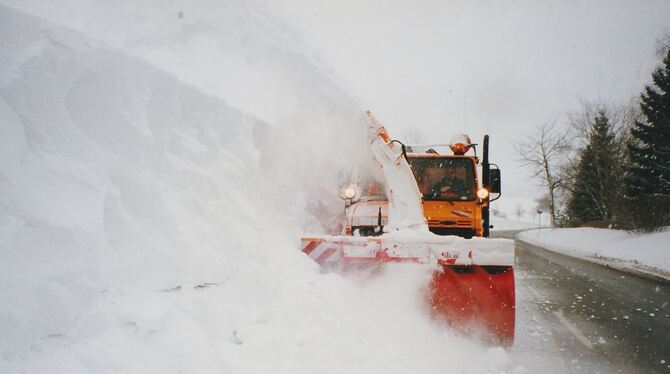 Unimog im Einsatz, Ende der 1980er-Jahre.  FOTO: STRASSENMEISTEREI