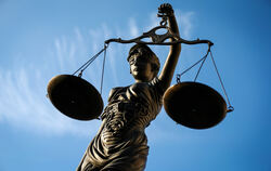 War es ein Tötungsversuch oder Abwehrverhalten? Der mit dem Angeklagten befreundete Geschädigte plädiert jedenfalls für eine mi