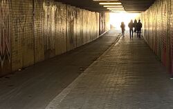 Der Radweg (links) in der Unterführung am Rathaus ist zu schmal. Verbesserungen aber wären nur zu Lasten der Fußgänger möglich,