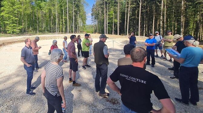 Beim Waldumgang lag das Interesse auf den Windkraftstandorten.