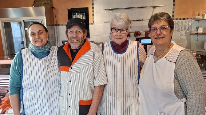 Noch hat die Metzgerei Fritz an vier Tagen pro Woche offen. Im Bild Inhaber Rolf Fritz mit seiner Frau Isolde (Zweite von rechts