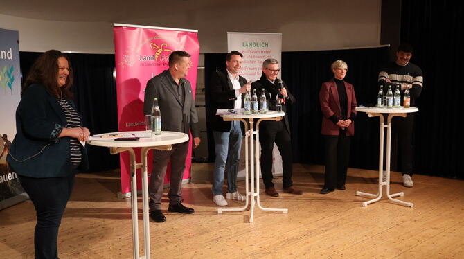 Diskutierten auf der Bühne der Münsinger Zehntscheuer: Moderatorin Silvia Rueß (von links), Alexander Gräff (AfD), Manuel Hailfi