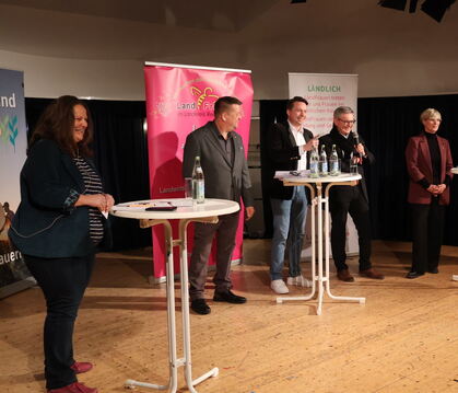 Diskutierten auf der Bühne der Münsinger Zehntscheuer: Moderatorin Silvia Rueß (von links), Alexander Gräff (AfD), Manuel Hailfi