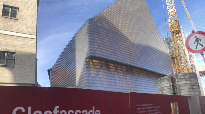 Noch stehen der Baukran und der Bauzaun, aber schon bald wird das sogenannte Glashaus in der Reutlinger Oberamteistraße eröffnet