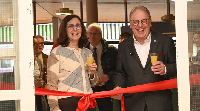 Gemeinsam freuen sich Schulleiterin Gabriele Häfele und OB Thomas Keck über die Eröffnung des frisch sanierten Biologie-Traktes