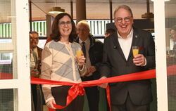 Gemeinsam freuen sich Schulleiterin Gabriele Häfele und OB Thomas Keck über die Eröffnung des frisch sanierten Biologie-Traktes