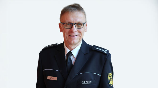 Polizeirat Timo Blankenhorn (links) ist neuer Leiter des Polizeireviers Metzingen. Martin Wurz geht nach 41 Dienstjahren in den
